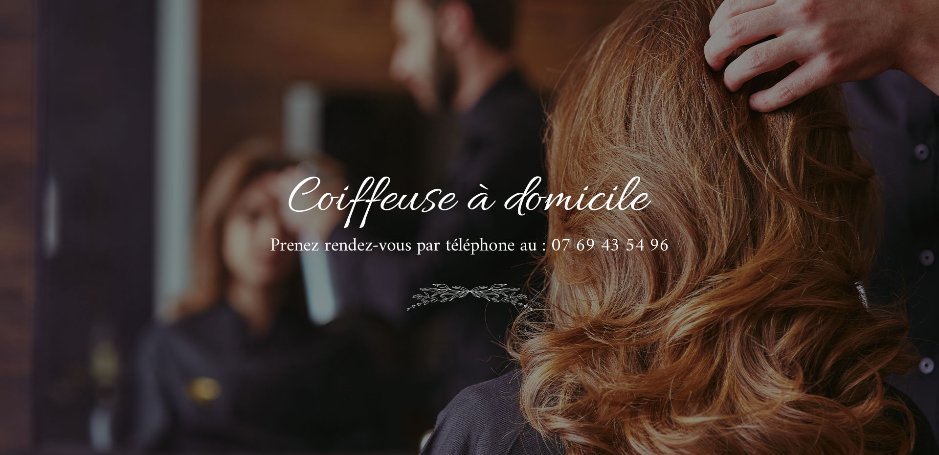Coiffeuse qui coiffe une femme